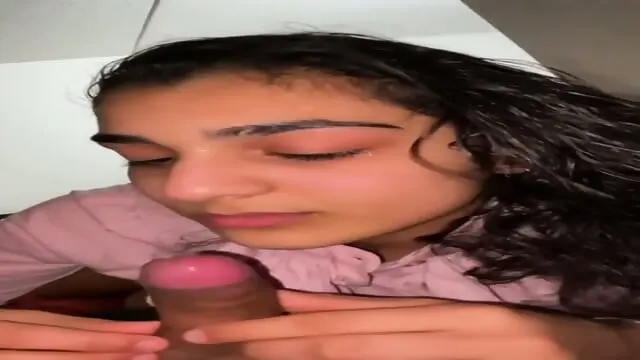 זוג הודי מתחבק בוובקאם בבית
