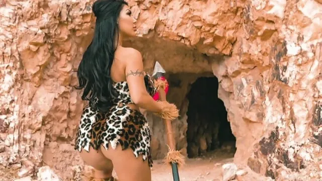 August Taylor outdoors in a close-up blowjob