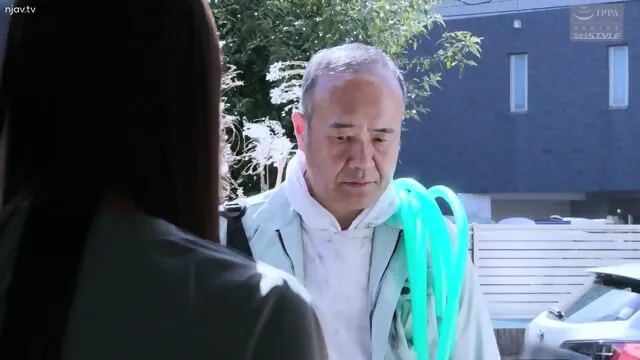亚洲男女在随意的家庭室内